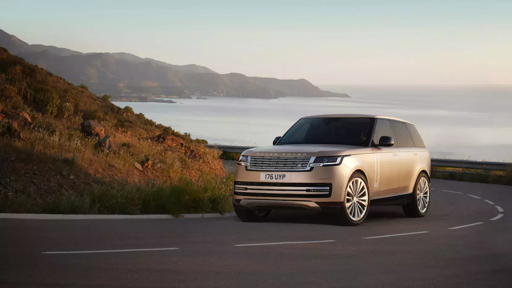 Range Rover auf Küstenstraße